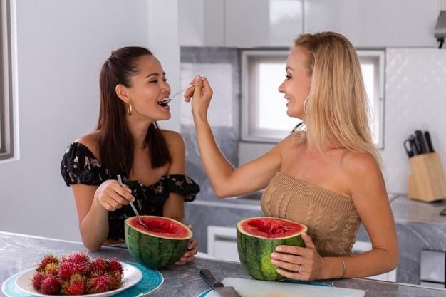 4 Nutrition Tips for Lesbians & Bisexual Women