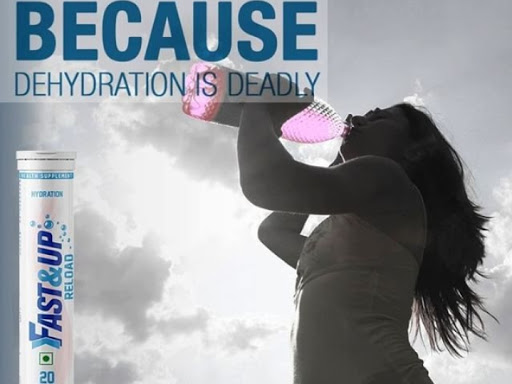 A female athlete drinking Fast&Up Reload

