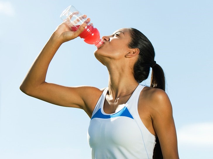 A female athlete drinking Fast&Up Reload electrolyte drink
